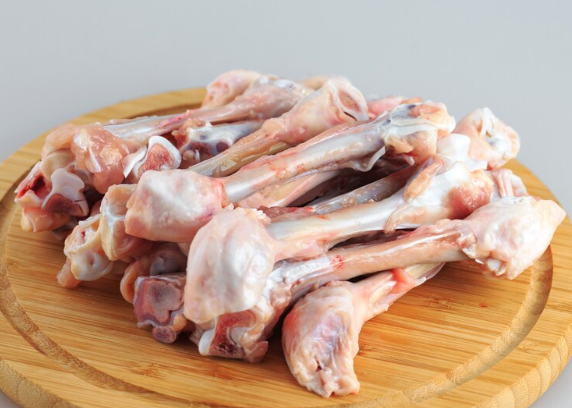 Pastured Chicken Broth Bones. Sustainable, regenerative cultivation. Free from hormones. Supports heart and brain function.