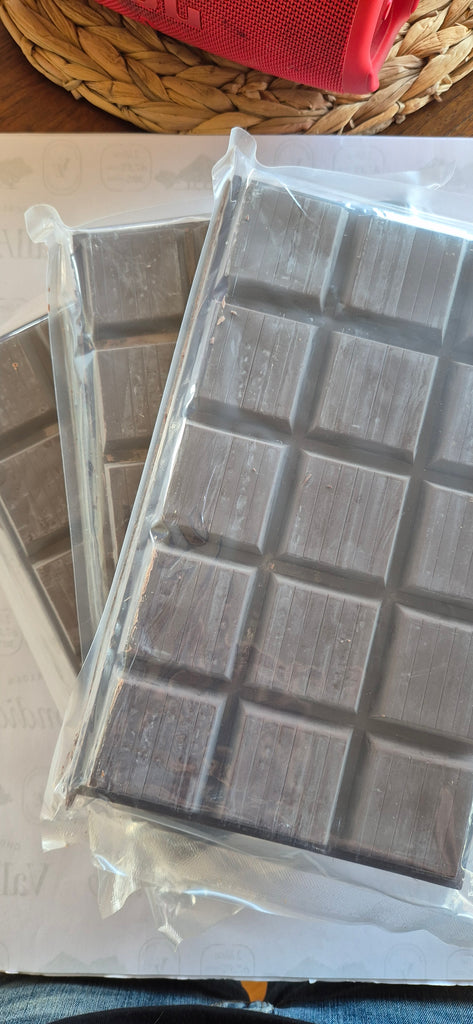 Organic, dark single-origin chocolate bar (67.5% cacao). Regenerative and sustainable sourced for antioxidants.