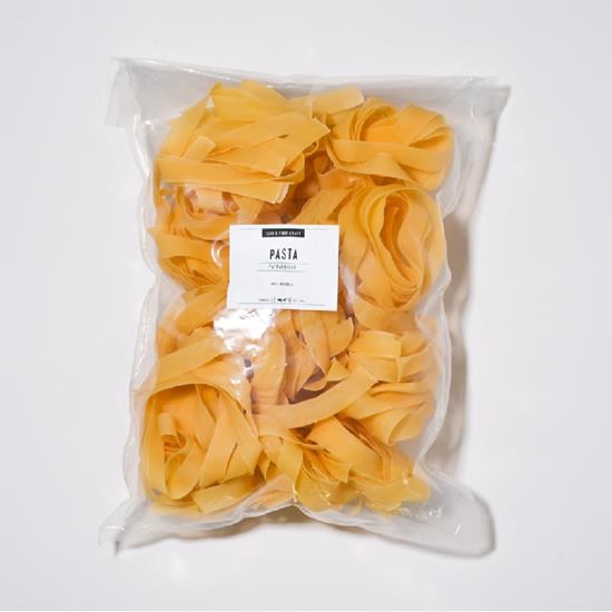 Artisanal gourmet Fettuccini pasta. Classic Roman staple, perfect texture for Alfredo, supports wellness diet.